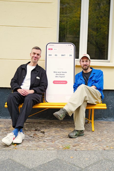 Matze Hielscher und Philip Siefer mit Riesen-Handy, Foto: Alex Stösslein