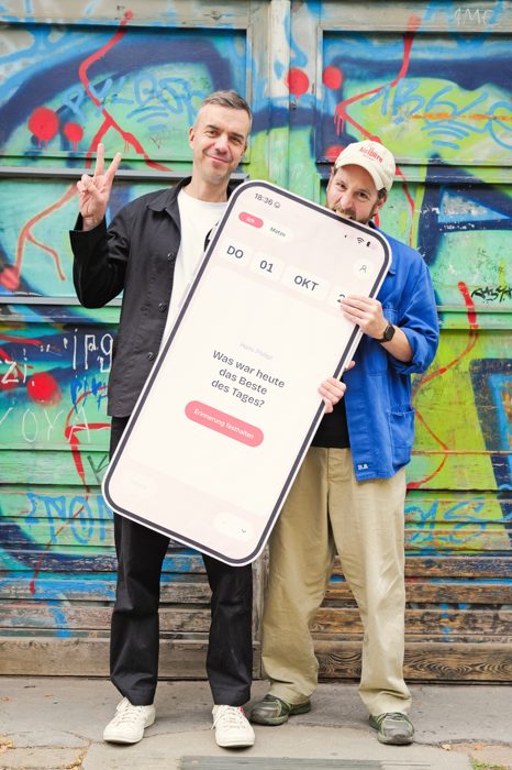 Matze Hielscher und Philip Siefer mit Riesen-Handy, Foto: Alex Stösslein
