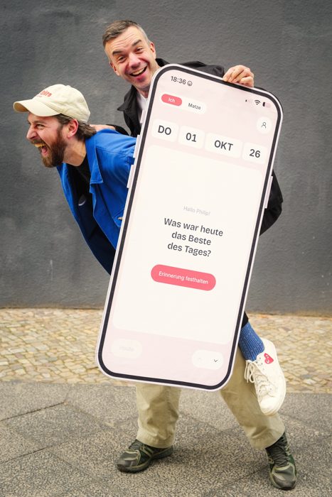 Matze Hielscher und Philip Siefer mit Riesen-Handy, Foto: Alex Stösslein