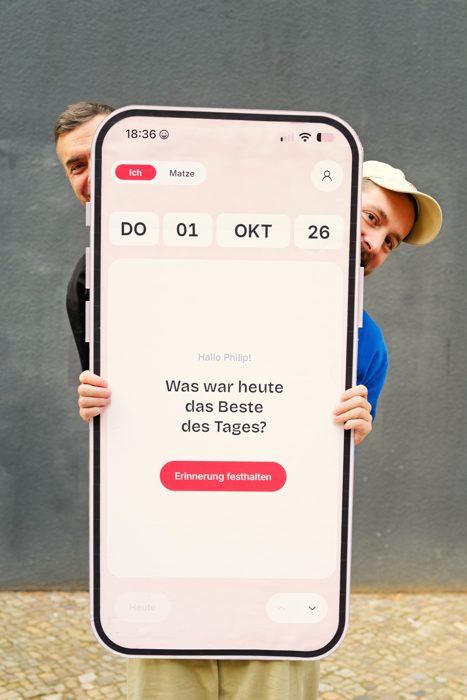 Matze Hielscher und Philip Siefer mit Riesen-Handy, Foto: Alex Stösslein