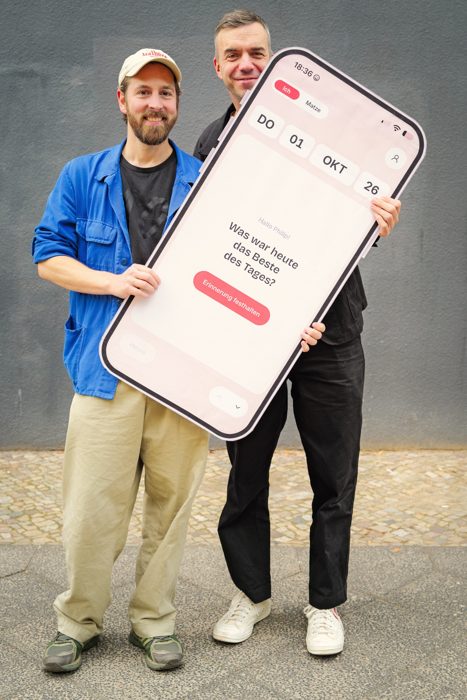 Matze Hielscher und Philip Siefer mit Riesen-Handy, Foto: Alex Stösslein