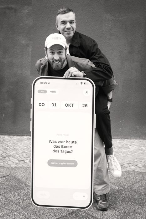 Matze Hielscher und Philip Siefer mit Riesen-Handy, Foto: Alex Stösslein